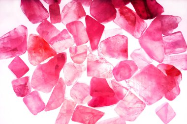 Pembe. Yeşil. Mavi. Mor. Kahverengi. Doğal Kuvars. Buz küpü biçimi arkaplanı