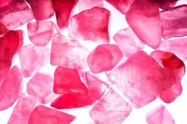 Pembe. Yeşil. Mavi. Mor. Kahverengi. Doğal Kuvars. Buz küpü biçimi arkaplanı