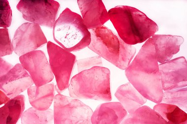 Pembe. Yeşil. Mavi. Mor. Kahverengi. Doğal Kuvars. Buz küpü biçimi arkaplanı