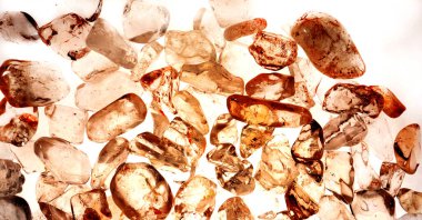 Pembe. Yeşil. Mavi. Mor. Kahverengi. Doğal Kuvars. Buz küpü biçimi arkaplanı