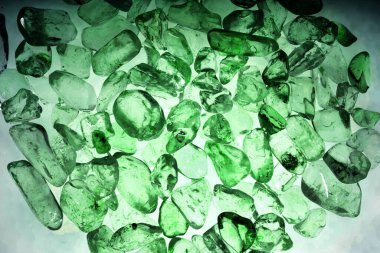 Pembe. Yeşil. Mavi. Mor. Kahverengi. Doğal Kuvars. Buz küpü biçimi arkaplanı