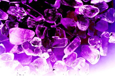 Pembe. Yeşil. Mavi. Mor. Kahverengi. Doğal Kuvars. Buz küpü biçimi arkaplanı