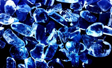 Pembe. Yeşil. Mavi. Mor. Kahverengi. Doğal Kuvars. Buz küpü biçimi arkaplanı