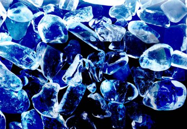 Pembe. Yeşil. Mavi. Mor. Kahverengi. Doğal Kuvars. Buz küpü biçimi arkaplanı