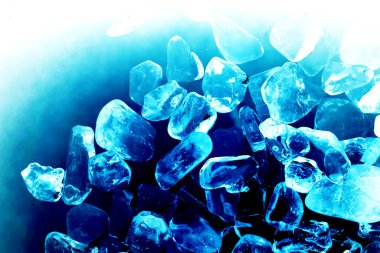 Pembe. Yeşil. Mavi. Mor. Kahverengi. Doğal Kuvars. Buz küpü biçimi arkaplanı