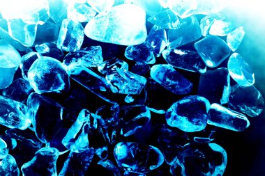 Pembe. Yeşil. Mavi. Mor. Kahverengi. Doğal Kuvars. Buz küpü biçimi arkaplanı