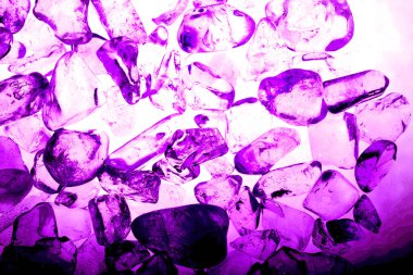 Pembe. Yeşil. Mavi. Mor. Kahverengi. Doğal Kuvars. Buz küpü biçimi arkaplanı