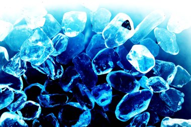 Pembe. Yeşil. Mavi. Mor. Kahverengi. Doğal Kuvars. Buz küpü biçimi arkaplanı