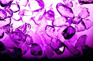 Pembe. Yeşil. Mavi. Mor. Kahverengi. Doğal Kuvars. Buz küpü biçimi arkaplanı