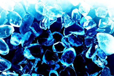 Pembe. Yeşil. Mavi. Mor. Kahverengi. Doğal Kuvars. Buz küpü biçimi arkaplanı