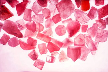 Pembe. Yeşil. Mavi. Mor. Kahverengi. Doğal Kuvars. Buz küpü biçimi arkaplanı