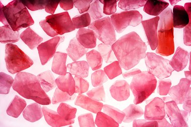 Pembe. Yeşil. Mavi. Mor. Kahverengi. Doğal Kuvars. Buz küpü biçimi arkaplanı