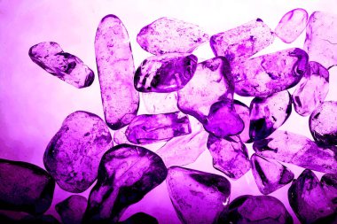 Pembe. Yeşil. Mavi. Mor. Kahverengi. Doğal Kuvars. Buz küpü biçimi arkaplanı