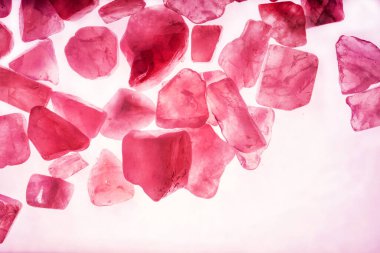 Pembe. Yeşil. Mavi. Mor. Kahverengi. Doğal Kuvars. Buz küpü biçimi arkaplanı