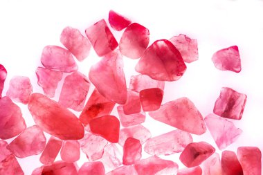 Pembe. Yeşil. Mavi. Mor. Kahverengi. Doğal Kuvars. Buz küpü biçimi arkaplanı