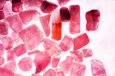 Pembe. Yeşil. Mavi. Mor. Kahverengi. Doğal Kuvars. Buz küpü biçimi arkaplanı