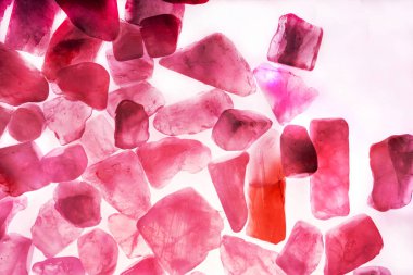 Pembe. Yeşil. Mavi. Mor. Kahverengi. Doğal Kuvars. Buz küpü biçimi arkaplanı