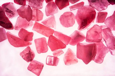 Pembe. Yeşil. Mavi. Mor. Kahverengi. Doğal Kuvars. Buz küpü biçimi arkaplanı