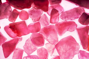 Pembe. Yeşil. Mavi. Mor. Kahverengi. Doğal Kuvars. Buz küpü biçimi arkaplanı