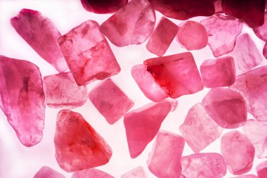 Pembe. Yeşil. Mavi. Mor. Kahverengi. Doğal Kuvars. Buz küpü biçimi arkaplanı