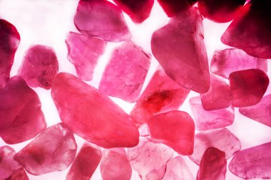 Pembe. Yeşil. Mavi. Mor. Kahverengi. Doğal Kuvars. Buz küpü biçimi arkaplanı