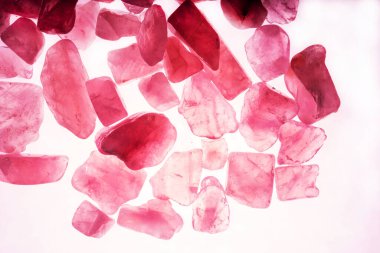 Pembe. Yeşil. Mavi. Mor. Kahverengi. Doğal Kuvars. Buz küpü biçimi arkaplanı