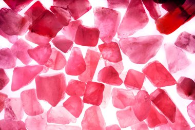 Pembe. Yeşil. Mavi. Mor. Kahverengi. Doğal Kuvars. Buz küpü biçimi arkaplanı