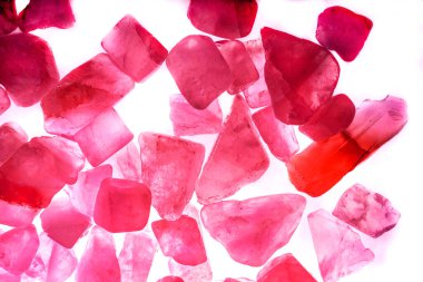 Pembe. Yeşil. Mavi. Mor. Kahverengi. Doğal Kuvars. Buz küpü biçimi arkaplanı