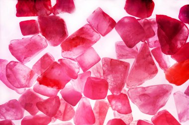 Pembe. Yeşil. Mavi. Mor. Kahverengi. Doğal Kuvars. Buz küpü biçimi arkaplanı