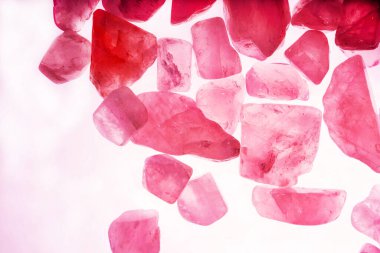 Pembe. Yeşil. Mavi. Mor. Kahverengi. Doğal Kuvars. Buz küpü biçimi arkaplanı