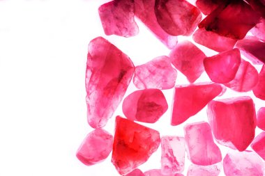 Pembe. Yeşil. Mavi. Mor. Kahverengi. Doğal Kuvars. Buz küpü biçimi arkaplanı