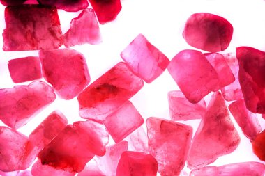 Pembe. Yeşil. Mavi. Mor. Kahverengi. Doğal Kuvars. Buz küpü biçimi arkaplanı