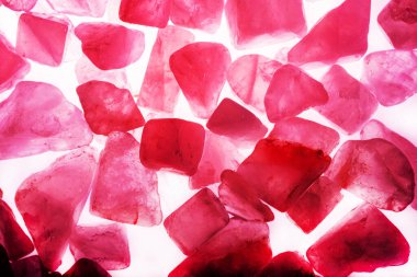 Pembe. Yeşil. Mavi. Mor. Kahverengi. Doğal Kuvars. Buz küpü biçimi arkaplanı