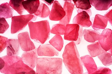 Pembe. Yeşil. Mavi. Mor. Kahverengi. Doğal Kuvars. Buz küpü biçimi arkaplanı