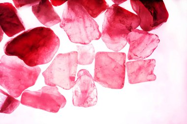 Pembe. Yeşil. Mavi. Mor. Kahverengi. Doğal Kuvars. Buz küpü biçimi arkaplanı