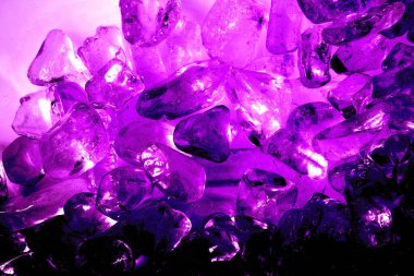 Pembe. Yeşil. Mavi. Mor. Kahverengi. Doğal Kuvars. Buz küpü biçimi arkaplanı