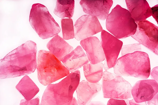 Pembe. Yeşil. Mavi. Mor. Kahverengi. Doğal Kuvars. Buz küpü biçimi arkaplanı