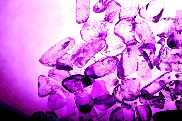 Pembe. Yeşil. Mavi. Mor. Kahverengi. Doğal Kuvars. Buz küpü biçimi arkaplanı