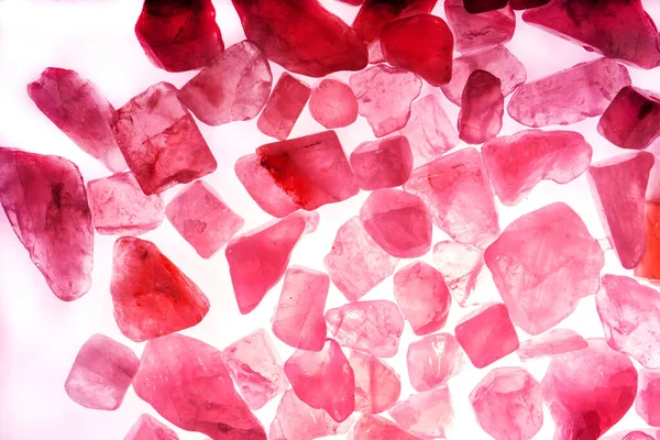 Pembe. Yeşil. Mavi. Mor. Kahverengi. Doğal Kuvars. Buz küpü biçimi arkaplanı