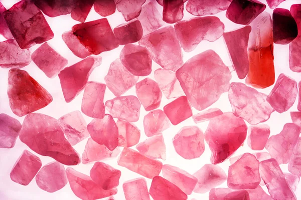 Pembe. Yeşil. Mavi. Mor. Kahverengi. Doğal Kuvars. Buz küpü biçimi arkaplanı