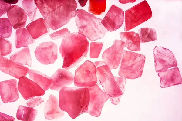 Pembe. Yeşil. Mavi. Mor. Kahverengi. Doğal Kuvars. Buz küpü biçimi arkaplanı