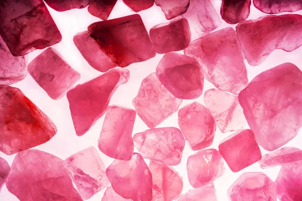 Pembe. Yeşil. Mavi. Mor. Kahverengi. Doğal Kuvars. Buz küpü biçimi arkaplanı