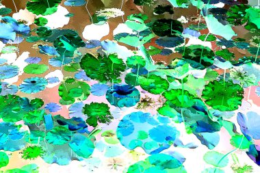 Nilüfer yaprakları ve nilüfer yapraklarıyla sunulan zarif desenli tasarım.