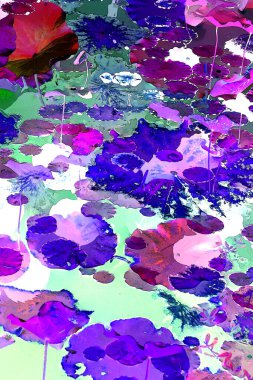 Nilüfer yaprakları ve nilüfer yapraklarıyla sunulan zarif desenli tasarım.