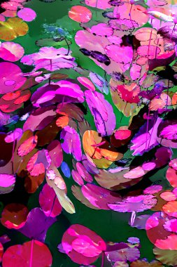 Nilüfer yaprakları ve nilüfer yapraklarıyla sunulan zarif desenli tasarım.