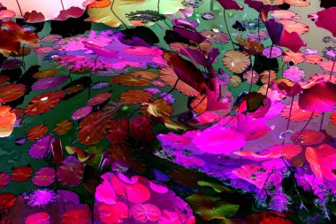 Nilüfer yaprakları ve nilüfer yapraklarıyla sunulan zarif desenli tasarım.