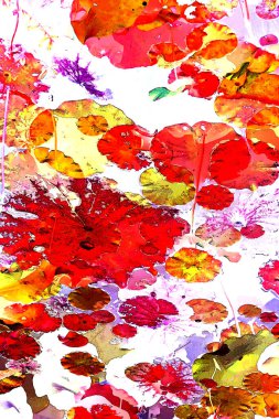 Nilüfer yaprakları ve nilüfer yapraklarıyla sunulan zarif desenli tasarım.