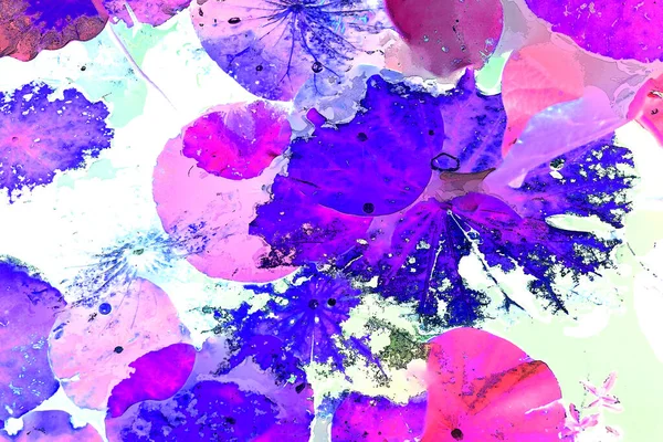 Nilüfer yaprakları ve nilüfer yapraklarıyla sunulan zarif desenli tasarım.