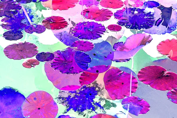 Nilüfer yaprakları ve nilüfer yapraklarıyla sunulan zarif desenli tasarım.