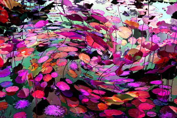 Nilüfer yaprakları ve nilüfer yapraklarıyla sunulan zarif desenli tasarım.